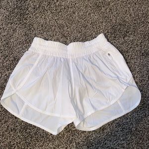 Tracker short 4”: white// lined// size 6